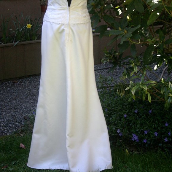 Cream Wedding Gown & Veil - Picture 4 of 5